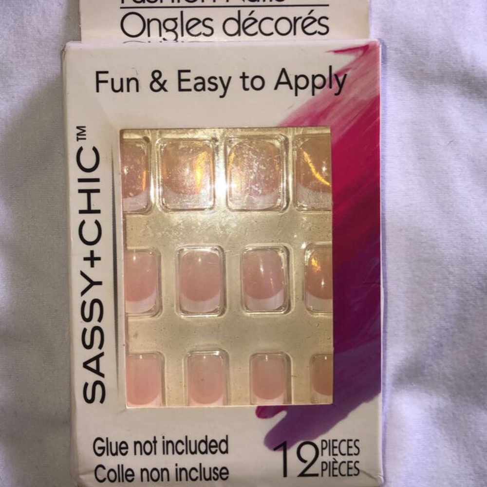 Sassy+chic French tip nails